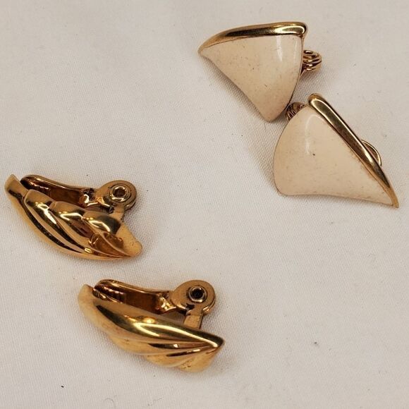 Beautiful 2 pairs of vintage monet earrings. - Picture 7 of 10